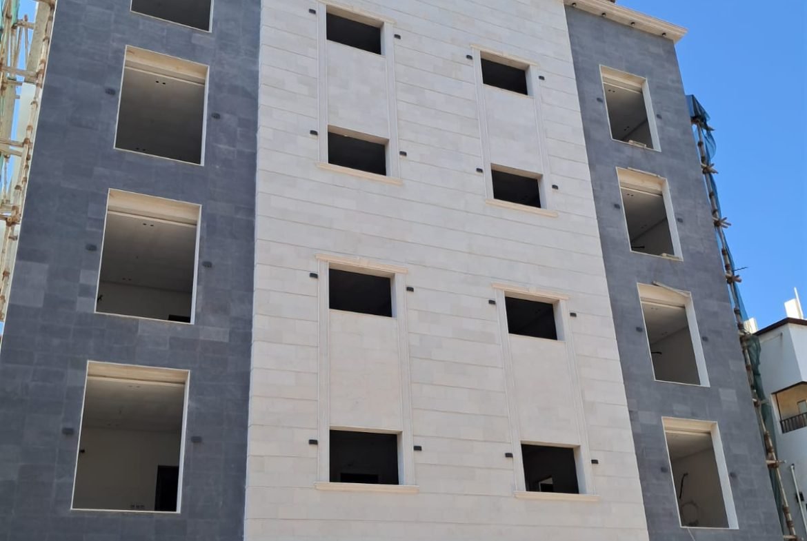 الصورة تعرض عمارة في مرحلة التشطيب