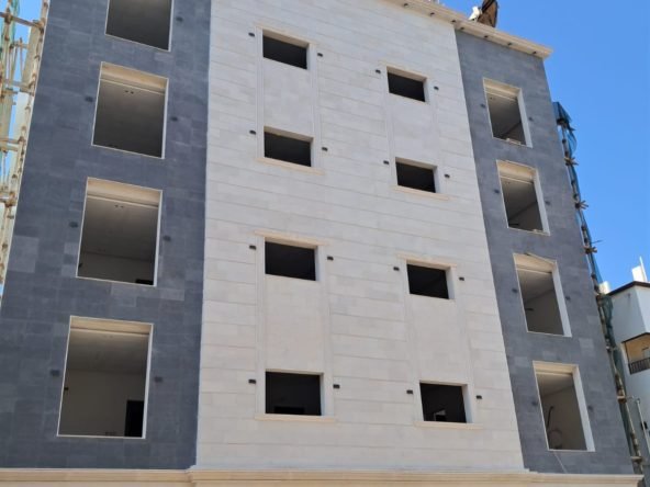 الصورة تعرض عمارة في مرحلة التشطيب