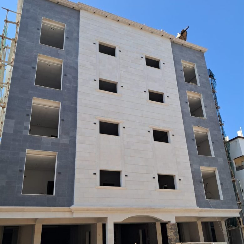 الصورة تعرض عمارة في مرحلة التشطيب