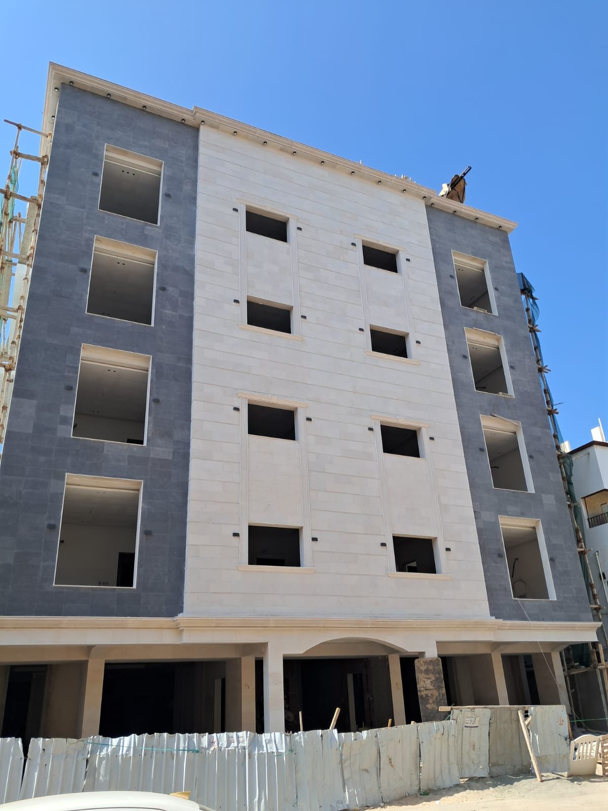 الصورة تعرض عمارة في مرحلة التشطيب