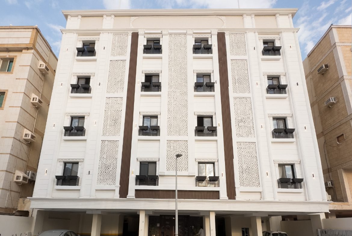 الصورة تعرض واجهة عمارة بحي السلامة