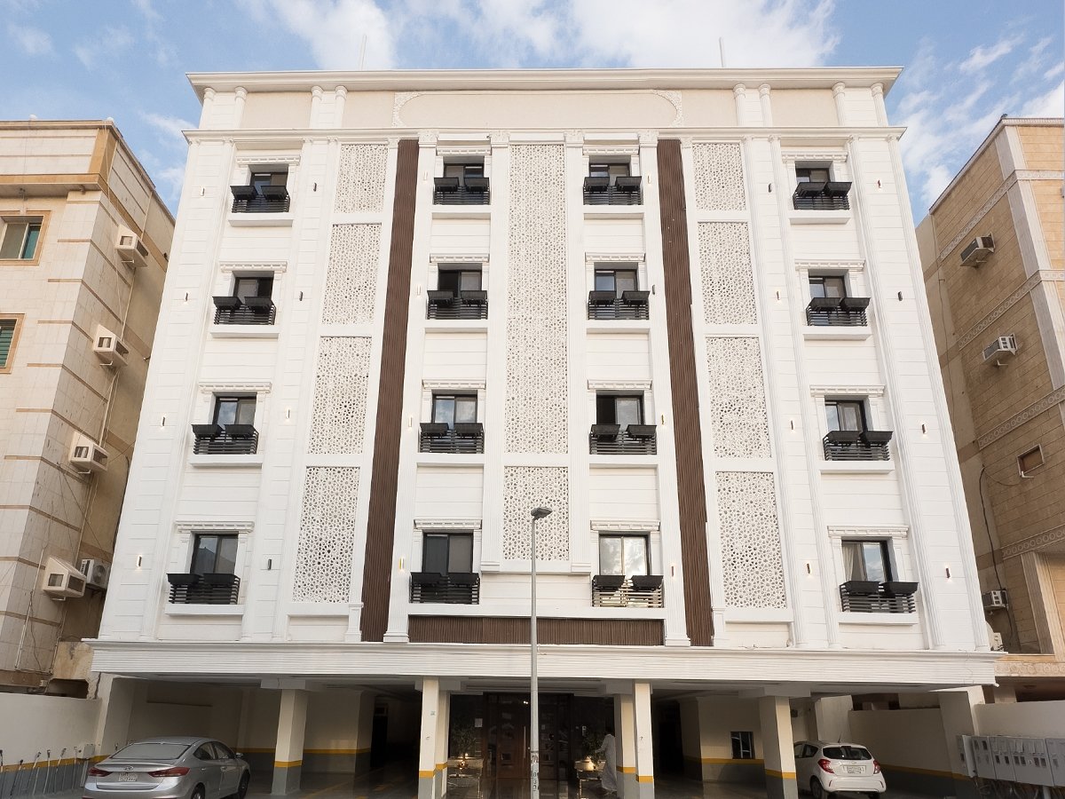 الصورة تعرض واجهة عمارة بحي السلامة